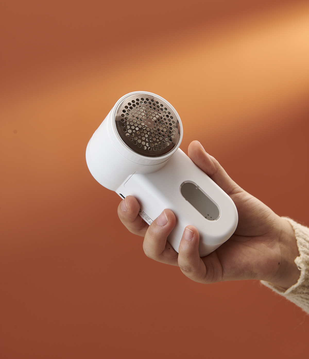 battery operated fabric shaver and lint remover sweater defuzzer for removing fuzz and pills from clothes furniture couch and blankets easy to use and portable details 3