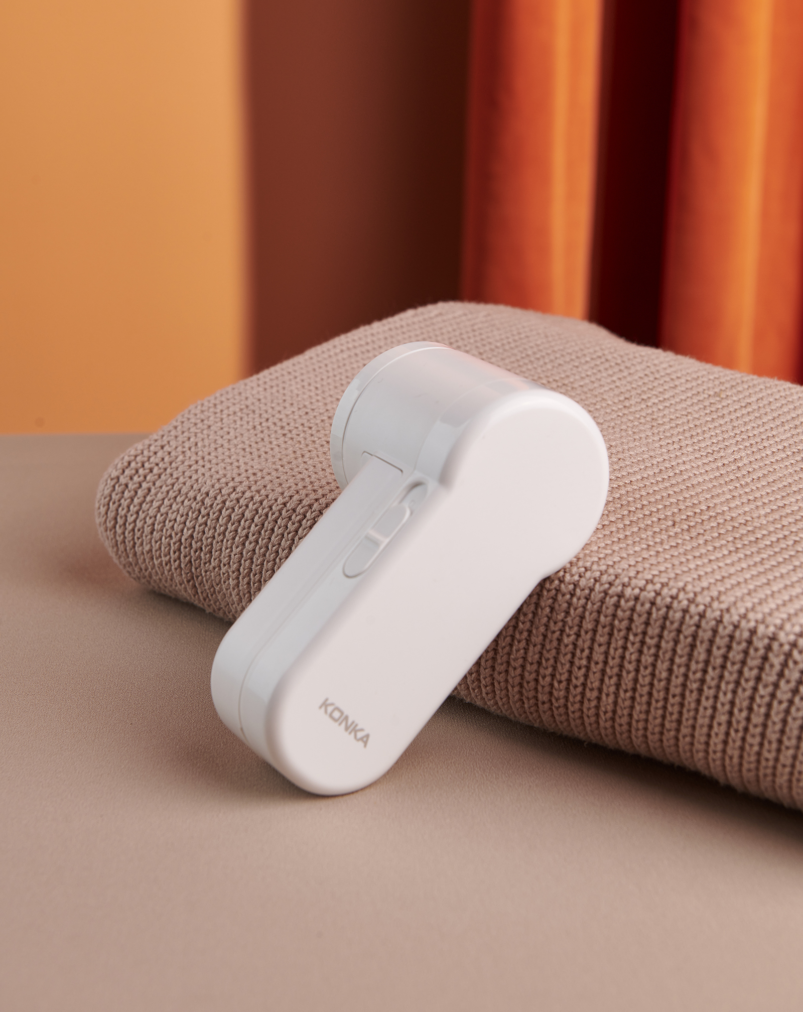 battery operated fabric shaver and lint remover sweater defuzzer for removing fuzz and pills from clothes furniture couch and blankets easy to use and portable details 6