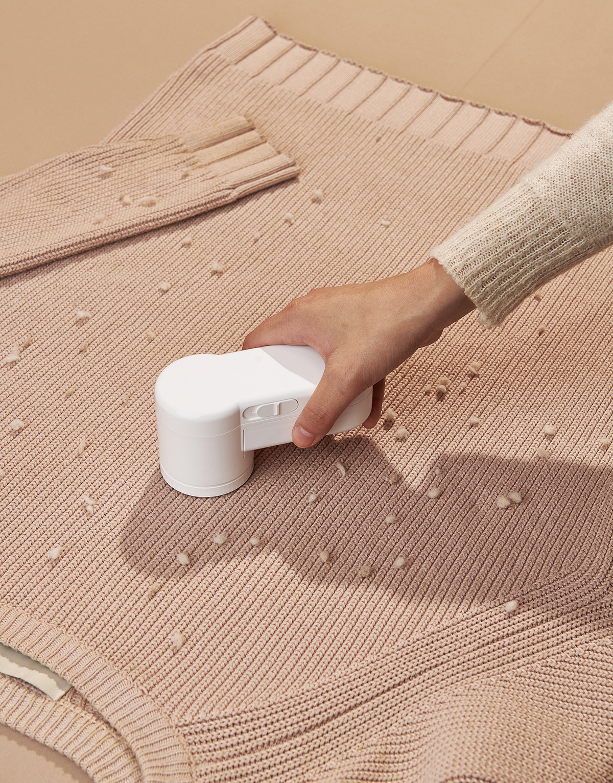 battery operated fabric shaver and lint remover sweater defuzzer for removing fuzz and pills from clothes furniture couch and blankets easy to use and portable details 9
